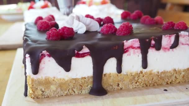 Décoration de gâteau en pressant la crème hors du sac. gâteau au chocolat aux roses crème — Video