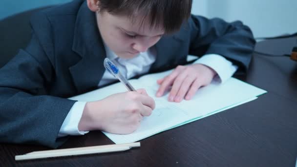 Un chico con chaqueta dibuja un gráfico en un cuaderno. joven financista — Vídeos de Stock