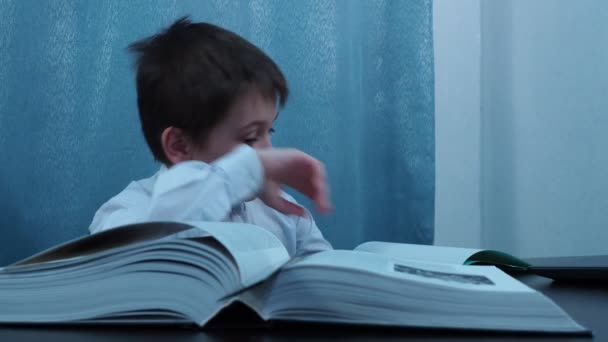 De jongen in het shirt begint lui te schrijven voor de leraar — Stockvideo