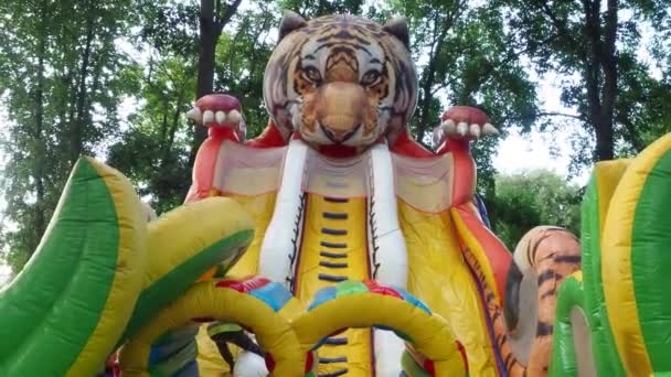 Kolekcjonować w parku dużą nadmuchiwaną trampolinę dla dzieci. letnia rozrywka — Wideo stockowe