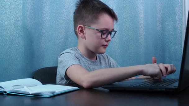 Chlapec s brýlemi na počítači se otočí a ukáže OK.remote studium — Stock video