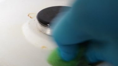 Kirli tabağı süngerle sil. Beyaz tabakta yağlı lekeler