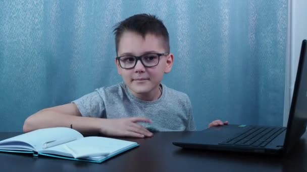 The boy sitting at the table dancing with joy. study at home — Video Stock