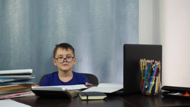 Der Junge zeigt einen Zettel mit der Aufschrift Hilfe. Schrecklich schwierige Aufgabe — Stockvideo
