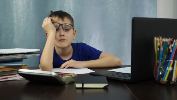 Το αγόρι κοιμάται καθισμένο στο τραπέζι. σπουδές στο σπίτι — Αρχείο Βίντεο