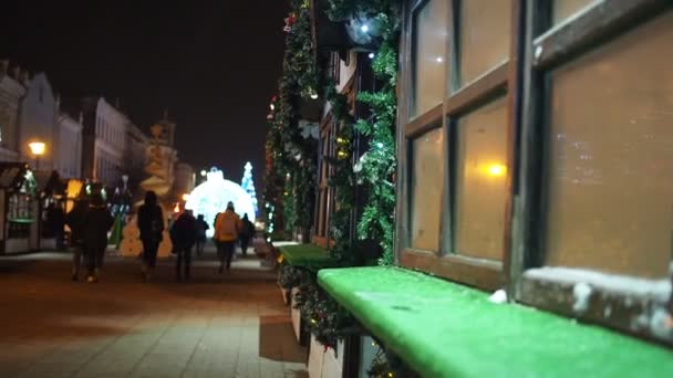 路上でクリスマスの装飾。クリスマス前の夜のニューイヤーマーケット — ストック動画