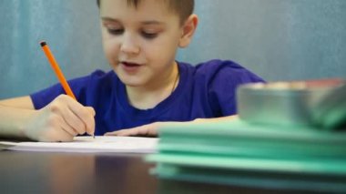 Çocuk bir kalem çiziyor. resim dersi
