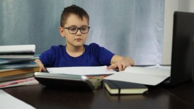 Çocuk çalışmaktan yoruldu ve işaret kağıdına yardım etti.