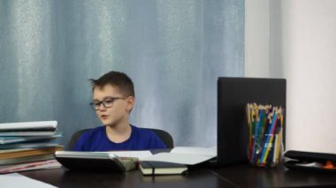 Evdeki uzaktan çalışma. Sandalyede oturan bir çocuk kendini gökyüzüne uçarken hayal eder.