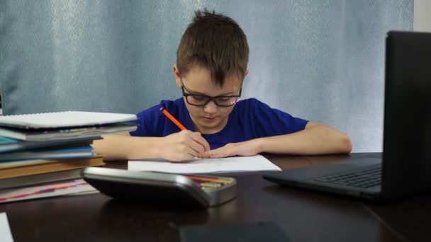 El padre comprueba la tarea de los estudiantes que no se completó. el niño levanta las manos defensivamente — Vídeo de stock