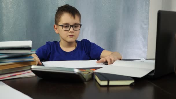 Мальчик устал от учебы и показывает знак помощи на бумаге — стоковое видео