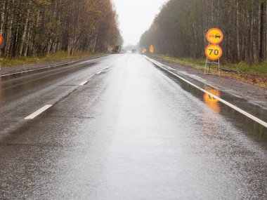 Yolda hız limiti olan geçici yol işaretleri. Yolların onarımı