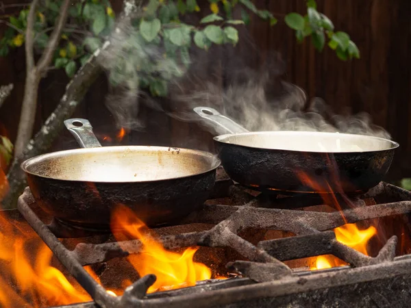 Sartenes Fuego Brillante Parrilla Cocinar Aire Libre Parrilla Ardiente —  Fotos de Stock