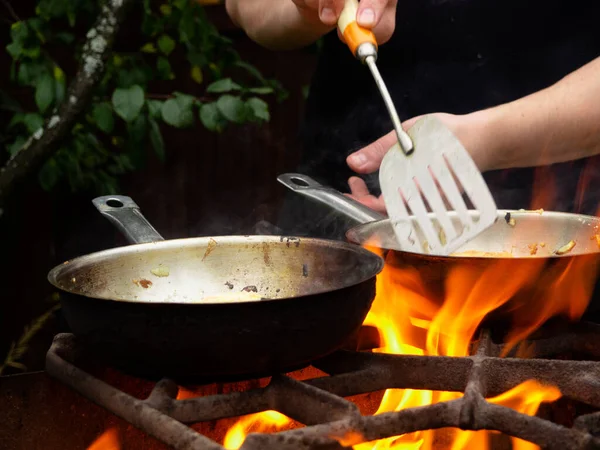 Piknik Naturze Patelnia Ogniu Człowiek Miesza Jedzenie Patelni — Zdjęcie stockowe