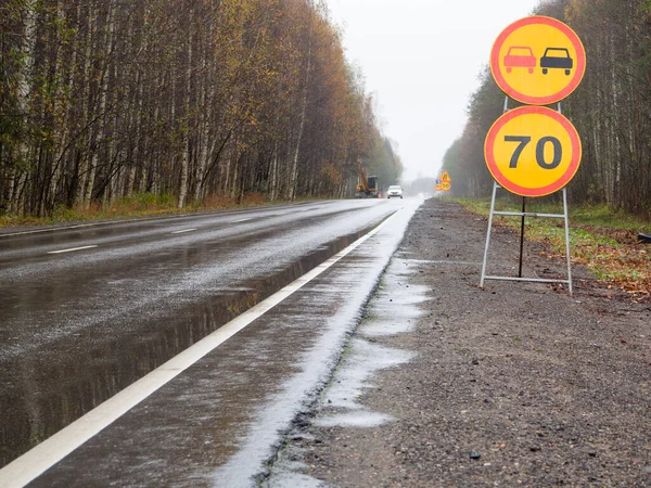 Yolda hız limiti olan geçici yol işaretleri. Yolların onarımı