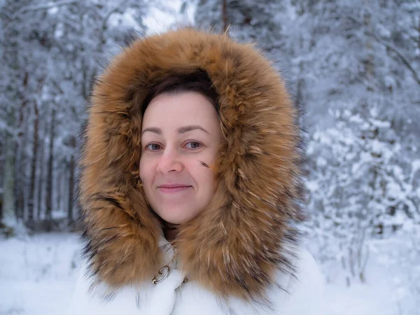 Retrato Una Mujer Con Una Chaqueta Blanca Bosque Cubierto Nieve — Foto de Stock