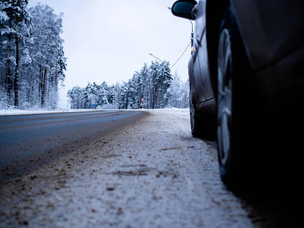 Samochód Pokrytej Śniegiem Leśnej Drodze Zima Śnieżnobiałe Piękno Lasu — Zdjęcie stockowe