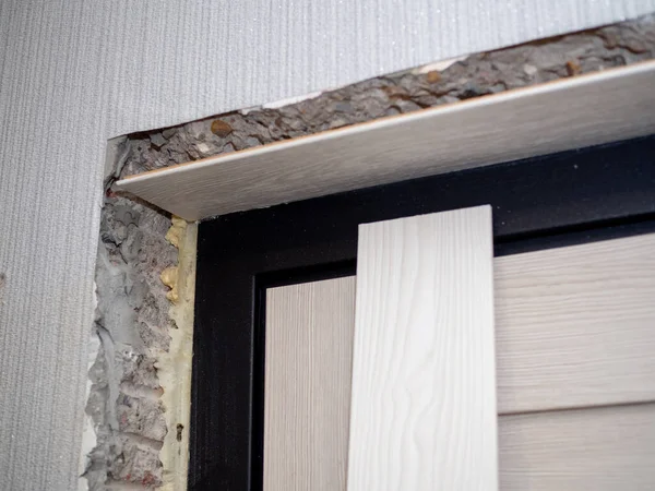 Ön kapıya köpüklü kapı çerçeveleri ve mimarlar yerleştir.