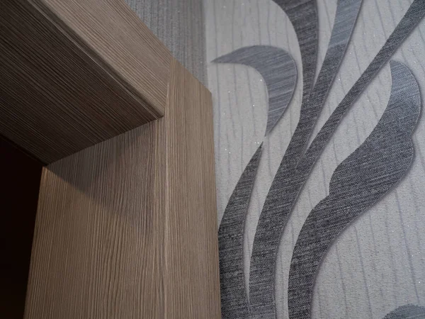 Kapıya kapı çerçeveleri ve mimarlar yerleştir. Odanın iç kapıları..