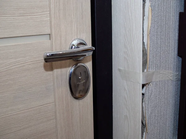 Metal bir kapıya trans ve süsleme kurulumu.