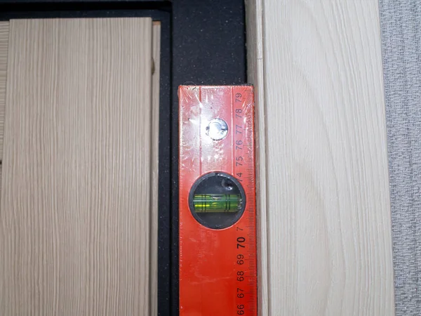 Έλεγχος Του Επιπέδου Των Εγκατεστημένων Πλακών Στην Πόρτα Εισόδου — Φωτογραφία Αρχείου