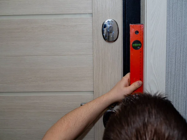 Ön kapıdaki yüklenmiş platformların seviyesini kontrol ediyorum. Eve bir kapı kurulumu.