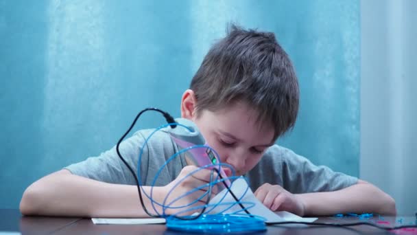 Een student tekent met een 3D-pen. heft zijn gezicht en glimlacht naar de camera en geeft een duim omhoog — Stockvideo