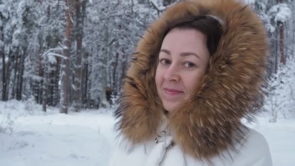 Dívka v bílém saku v zimním pohádkovém lese. příběh o nových letech — Stock video