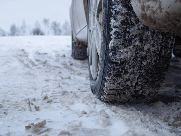 Samochód Zimowych Oponach Zaśnieżonej Drodze Zbliżenie Bieżnika Oponie — Zdjęcie stockowe