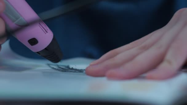 Um jovem faz um modelo 3 d com uma caneta. o modelo é feito de plástico — Vídeo de Stock