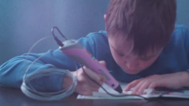 Genç bir adam kalemle 3 boyutlu bir model yapar. Işığın sisinde bir model.