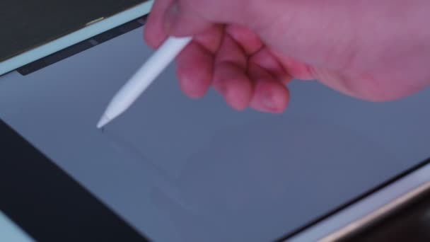 Pen schrijft tekst op de tablet. veel geluk. — Stockvideo