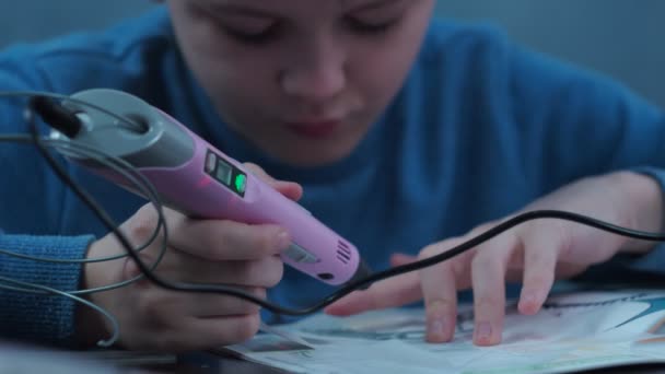 De jongen maakt een nep 3 d pen. ontwikkeling van kinderen — Stockvideo