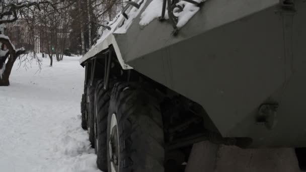 Великі колеса в снігу і бруді. бойова важка військова техніка — стокове відео