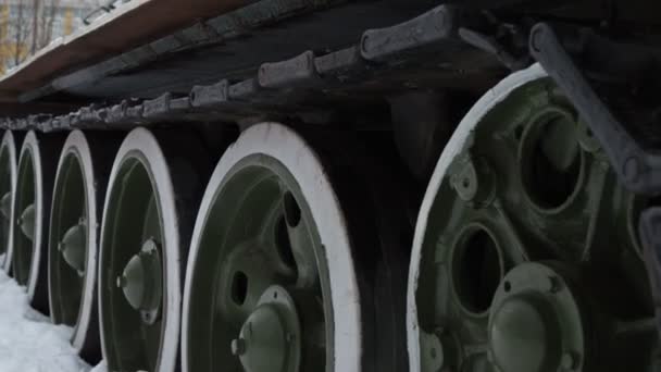 Huellas de tanques en nieve y barro. equipo pesado de combate — Vídeo de stock