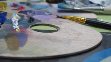 Palette renkli yağlı boyalar var. sanatçının yaratıcı çalışma yeri