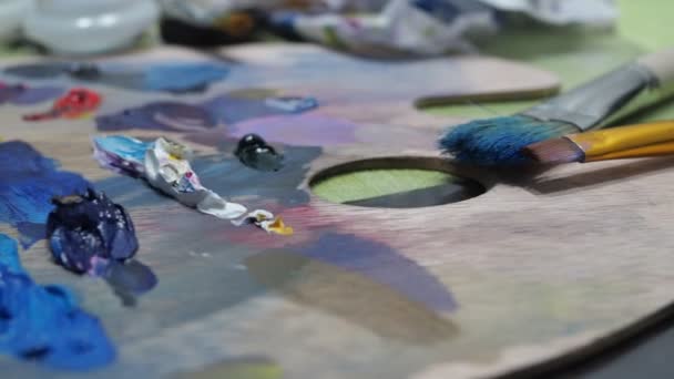 Смешанные масляные краски на палитре. творческое рабочее место художника — стоковое видео