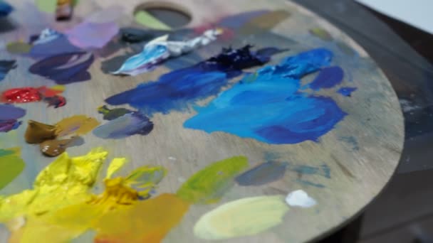 Palette with oil paints. the workplace of the artist — Stock video