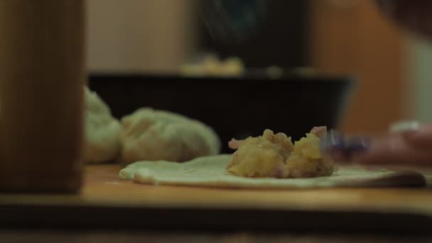 Womens hands put and wrap the filling in yeast dough. cooking pies — Stock Video