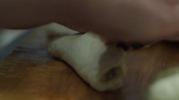 Womens hands wrap the filling in yeast dough — Stock Video