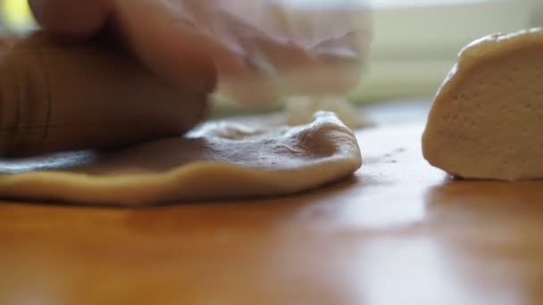 Womens händer linda och rulla ut jästen degen. matlagningspajer i köket — Stockvideo