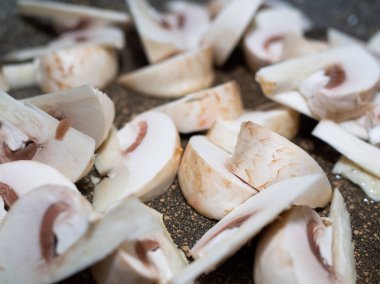 Kızartma tavasında dilimlenmiş çiğ mantar. Akşam yemeği..