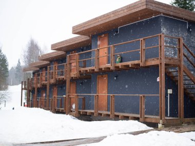 Kayak üssünde iki katlı ahşap bir otel.