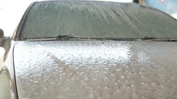 Auto beige in schiuma. lavare l'auto all'autolavaggio — Video Stock