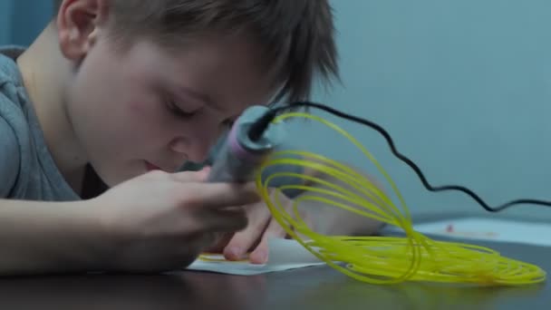 Der Junge zeichnet 3 d mit einem gelben Stift. Unterricht mit einem Kind. Bildung — Stockvideo