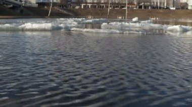 Karlar eridikten sonra nehrin taşması. Suyun üzerinde dalgalanmalar