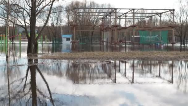 Inundación de primavera. un parque infantil inundado en el agua. desastre — Vídeos de Stock