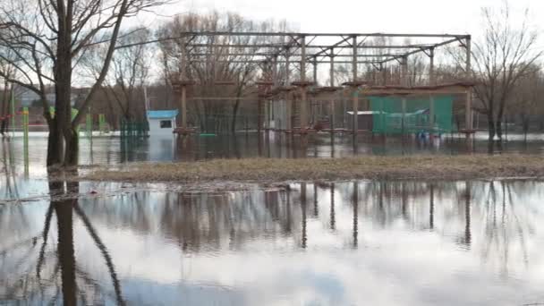 Весняний потоп. ігровий майданчик у воді. повінь річки — стокове відео