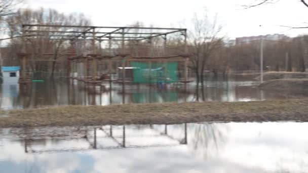 Überschwemmung der Stadt. Ein überfluteter Spielplatz im Wasser der Stadt — Stockvideo