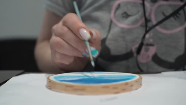 Una mujer pinta con pinturas al óleo con un pincel. Escuela de arte. primer plano — Vídeos de Stock